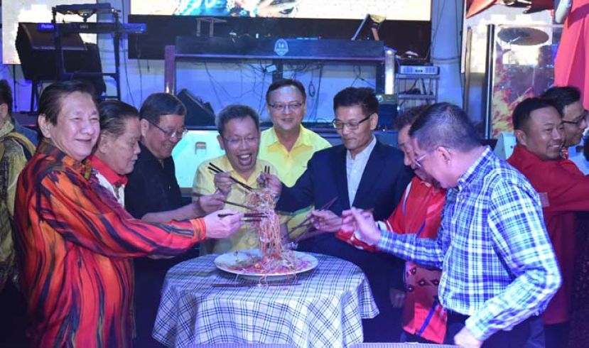 砂地方政府与房屋部长拿督斯里沈桂贤（左四）与中国驻古晋总领事程广中（右三）及嘉宾们齐捞生。