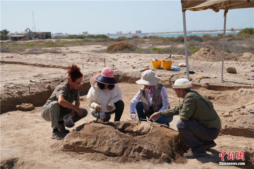 中外考古学者在阿联酋拉斯海马阿尔马塔夫遗址工作。