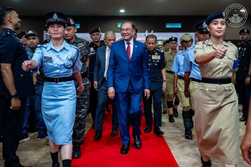 首相安华出席第219届警察日庆典。