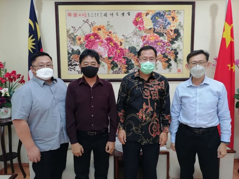 毕打拿忠福宫副秘书张荣华（左起）、主席许义华拜会邢伟平总领事；右1为北市行政委员薛华东。