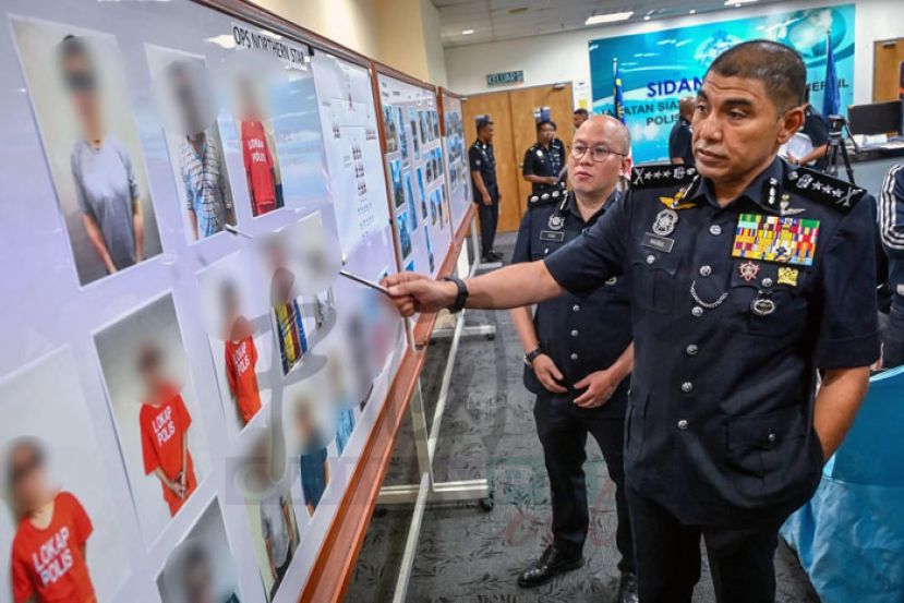 莫哈末哈斯布拉（右）展示落网嫌犯图像。