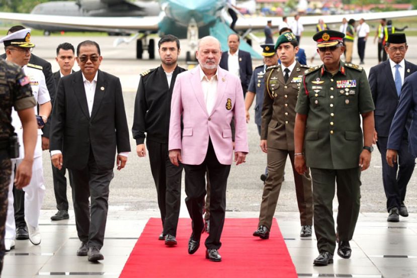 国防部长莫哈末卡立(左二)陪同国家元首(中)参观浮罗交怡国际海事与航空展。