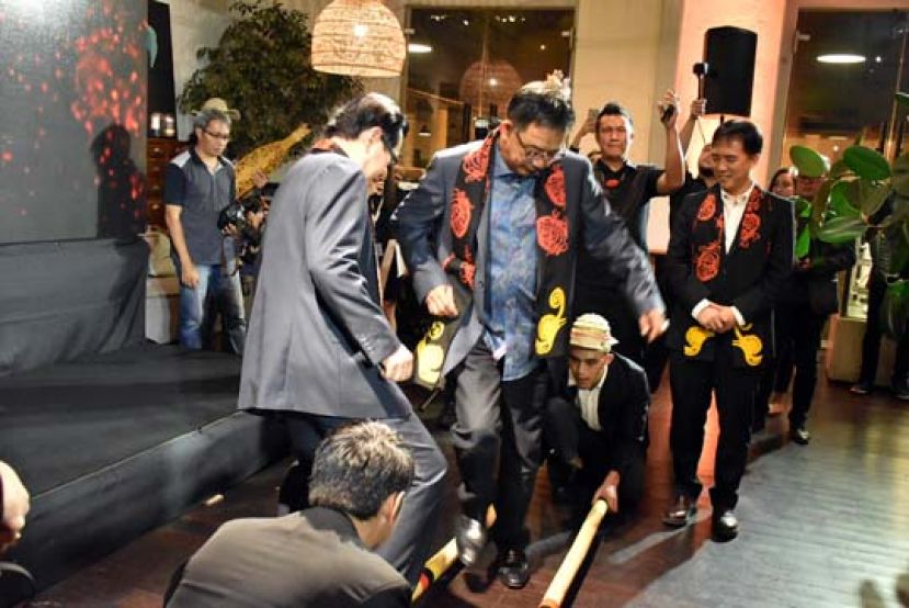 图一：砂旅游、艺术、文化、青年与体育部部长拿督阿都卡林翰沙（左二）与砂旅游、艺术、文化助理部长拿督李景胜（左一）挑战砂拉越传统竹竿舞。