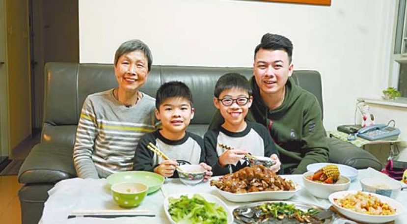 邓浩宏笑言厨艺只有妈妈的八九成，余下的一两成还未做到。