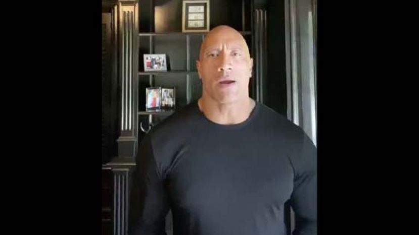 强森在影片中一脸严肃，表示国家目前正需要一个更好的领袖带领全国。