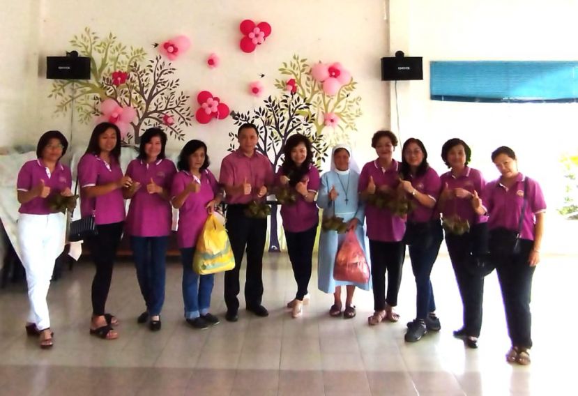 移交粽子时摄。左起为古晋福建公会妇女组副文娱何桂敏、公关田凌茵、教育黄惠玉、福利蔡招蕊、妇女组执行顾问刘金瑞、妇女组主任刘碧云、10 哩兰迪路和平之家老人院主管乌鲁苏拉玛督、署理主任郑妹妹、秘书何逸菁、正文娱黄碧莺及副财政刘玉英。