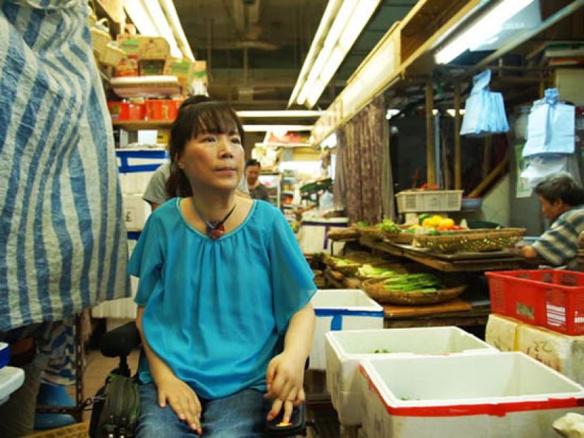 前女歌手车祸瘫足27年 靠声控制花椒辣椒油