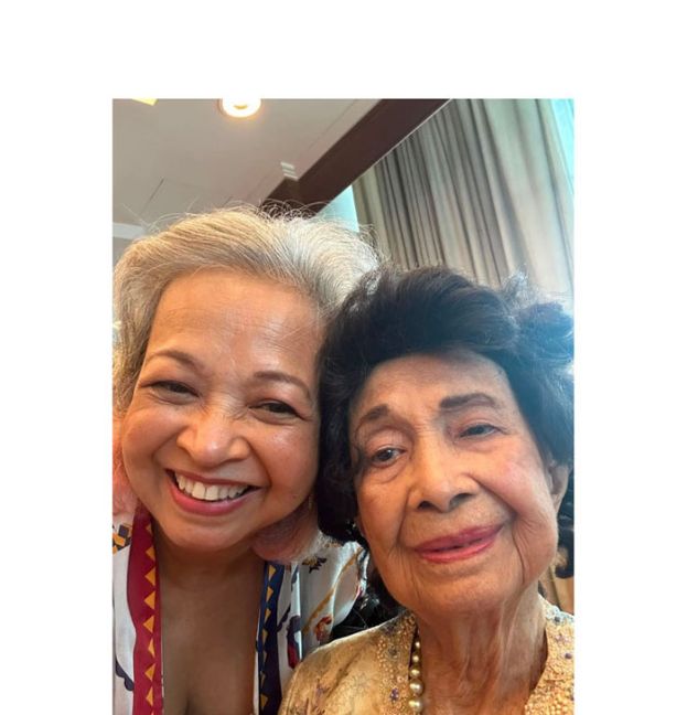 女儿玛丽娜在脸书上载与母亲的合照。