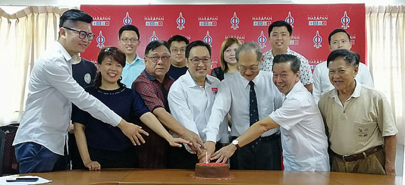砂民主行动党领袖进行切蛋糕仪式，以庆祝希盟执政1周年。
