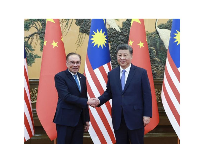 首相安华(左)在北京人民大会堂拜会中国国家主席习近平。