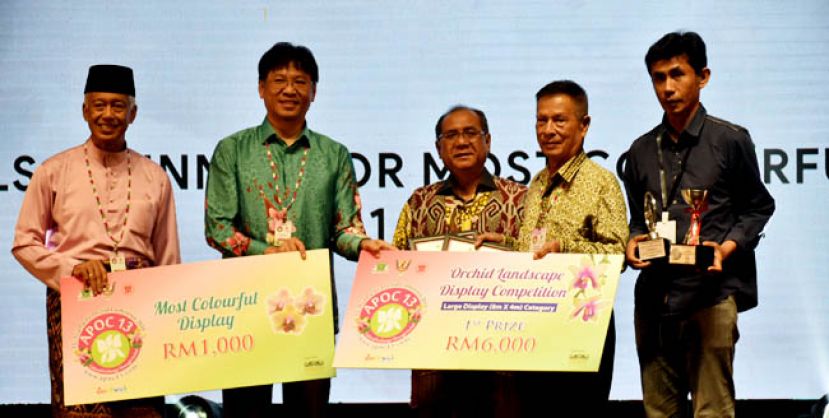 拿督查勿赛米（右三）颁发大型兰花景观设计冠军奖予泰国万代兰花协会之素有&ldquo;世界千代兰、万代兰之父&rdquo;美誉的Adisak Hongsilp（右二）。