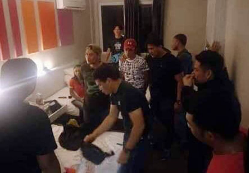 警方突袭一酒店客房逮捕3名偷窃惯犯。