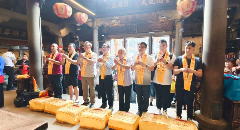 左起为古晋海南公会副经济兼古晋海南公会湄洲妈祖庙恭迎妈祖金身代表团团员林諦滸、古晋海南公会副主席王运才、古晋海南公会主席张光福、中国莆田市湄洲妈祖祖庙董事会董事长林金赞、古晋海南公会第二副主席陈挺辉、古晋海南公会第三副主席甲必丹符致宝、古晋海南公会青年团副联络符祥钊及团员刘家俊向妈祖敬香仪式。