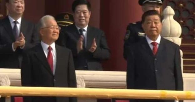  电视画面显示，温家宝（左一）等卸任中国领导人出席阅兵仪式。