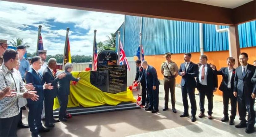 在众嘉宾的陪同下，砂副总理拿督阿玛沈桂贤（左四）为“砂拉越二战日军投降纪念碑主持”揭幕仪式时影。