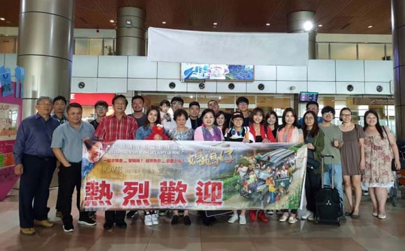 众演员于机场合影。