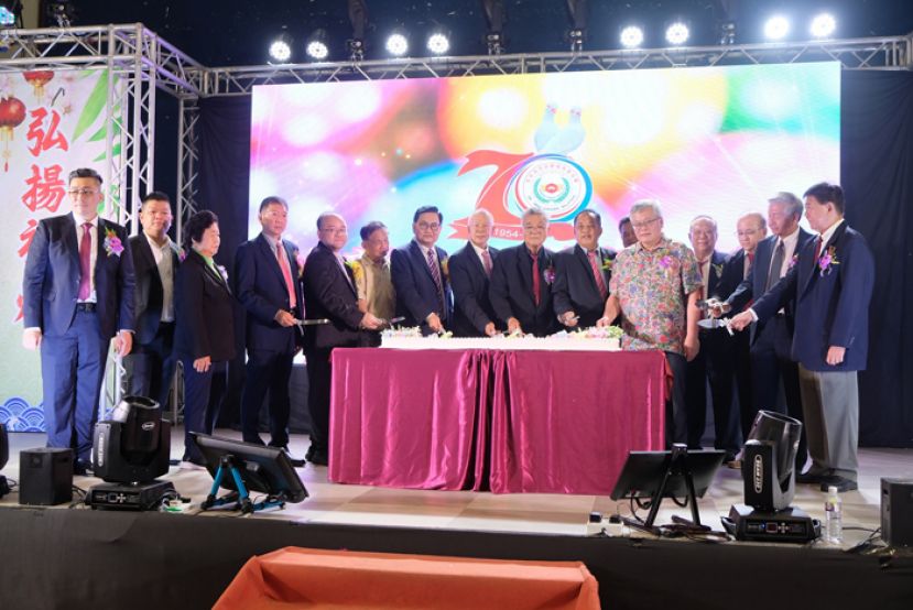 主宾及贵宾等联合切70周年庆典蛋糕。