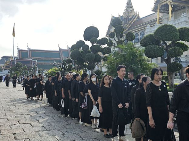 泰国民众排队等待瞻仰诗丽吉王太后的遗容。