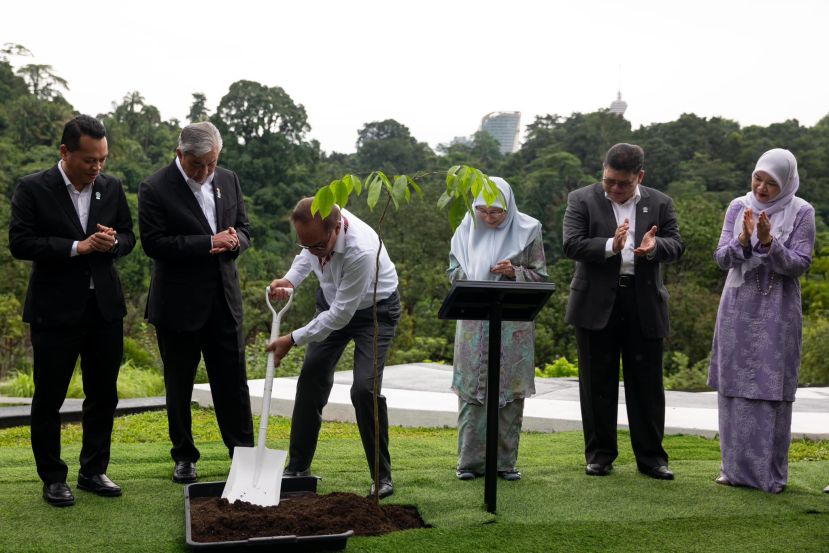 安华种下第1亿棵树象征着2021至2025年种植1亿棵树运动的里程碑