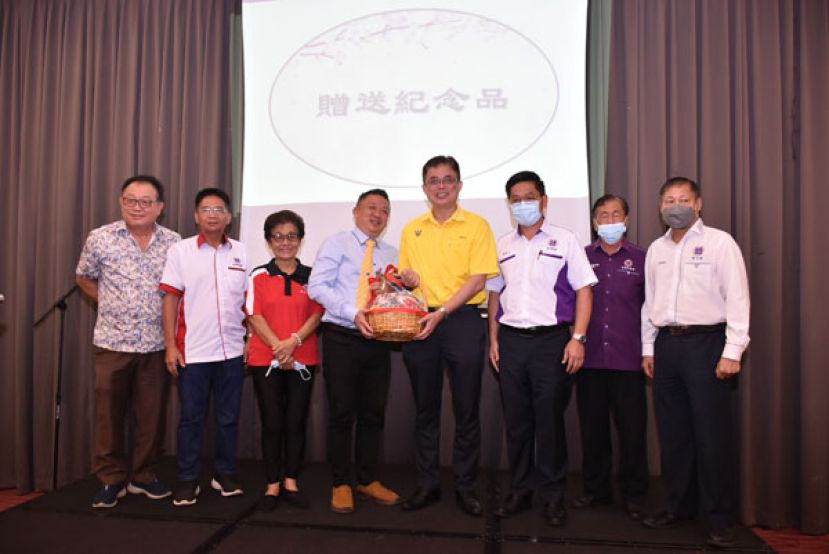 德总署理会长兼砂拉越德教联合会会长天猛公郭翼昇（左四）赠送纪念品予砂总理署政治秘书陈开（右四）。左一起兴德堂堂主陈瑞兴、民都鲁紫因阁阁长冯秋波、大马德总妇女组副主席沈传珠。右一起为石隆门燕窝山紫戊阁阁长官锦镇丶石角紫谦阁署理阁长张泉清及砂拉越德教联合会副会长兼晋汉省德教会紫辉阁阁長蔡岷谷。