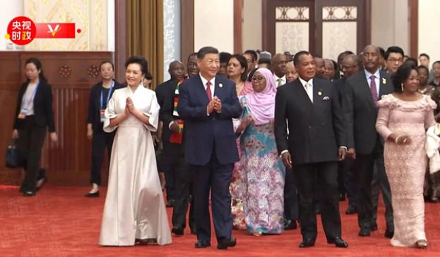 中国国家主席习近平和夫人彭丽媛在北京人民大会堂举行宴会，欢迎来华出席中非合作论坛北京峰会的非方及国际贵宾。