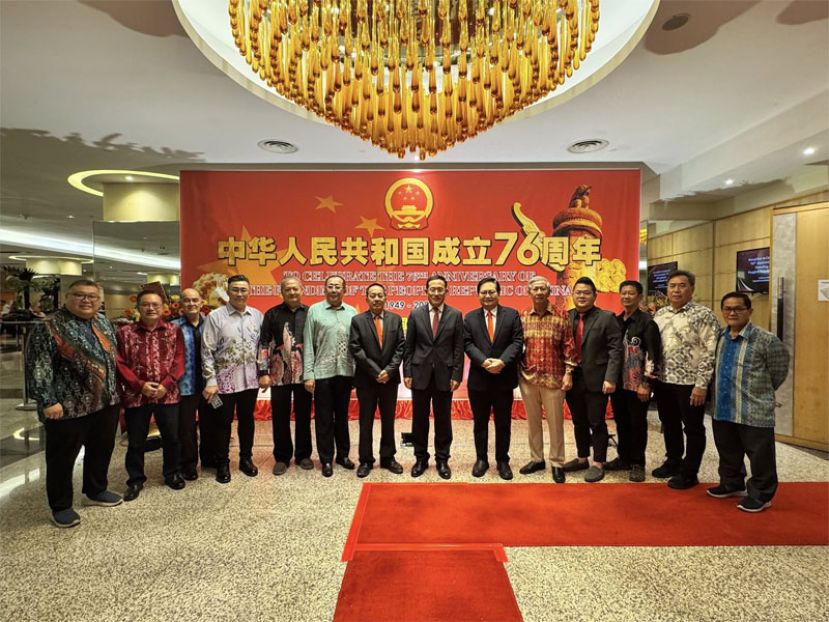 斯木省华总会长拿督吴标生博士（右6）率领理事们出席中国成立76周年招待会，并与邢伟平总领事（右7）合影。