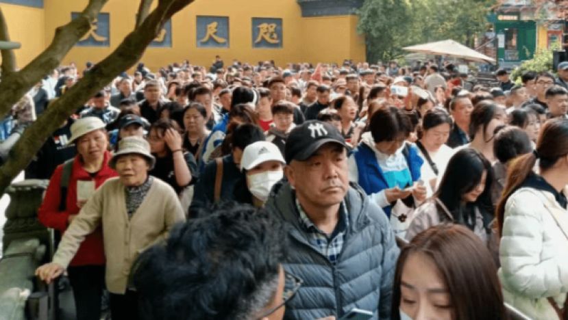 中国假期著名景区塞爆，跨区域出行近8亿人次。