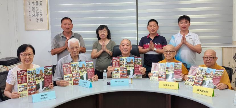 ：古晋佛教居士林林长许觉禧（前排中）为该林喜迎55周年纪念暨佛教新村开幕双喜庆典召开新闻发布会上时影，前排左为财政蔡碧玉、秘书长方志浩，右起为释学闻法师和释学琳法师。