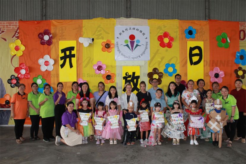 环保服装走秀优胜者、家长与幼稚园老师们大合照。