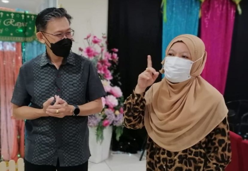 薛华东（左）助弱势者申请福利部援助金与该部古晋负责人诺哈雅蒂交流。