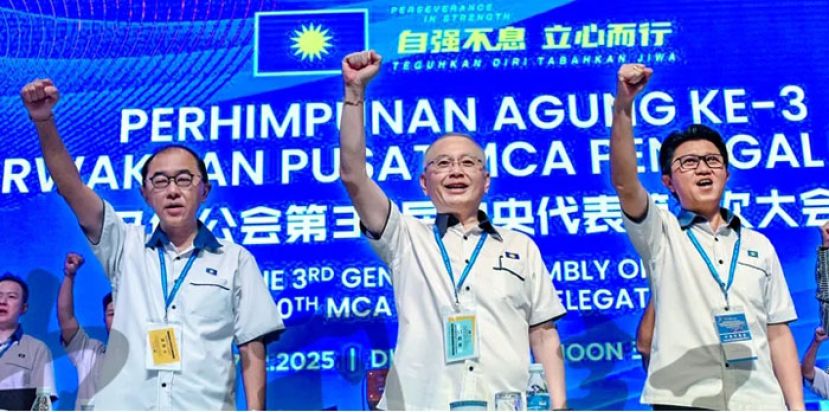 总会长魏家祥(中)、署理总会长马汉顺(左)、总秘书张盛文(右)摄于马华大会上。