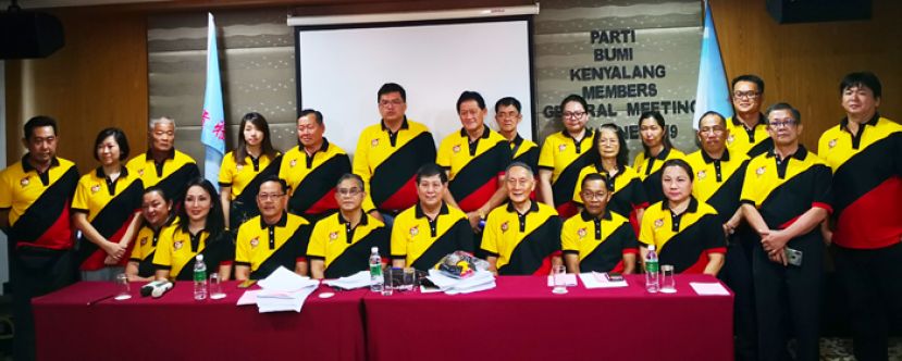 肯雅兰全民党选出新届中央委员会后召开新闻发布会。前排右四是党主席温利山。