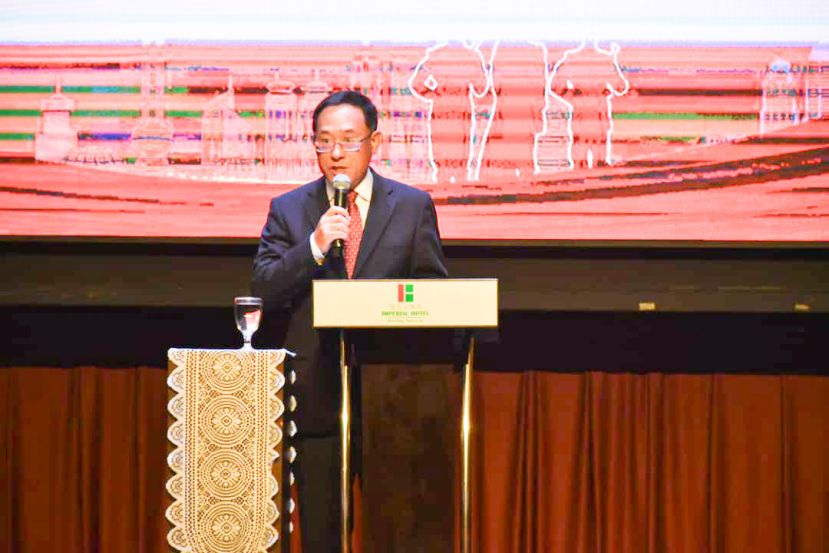 中国驻古晋邢伟平总领事。