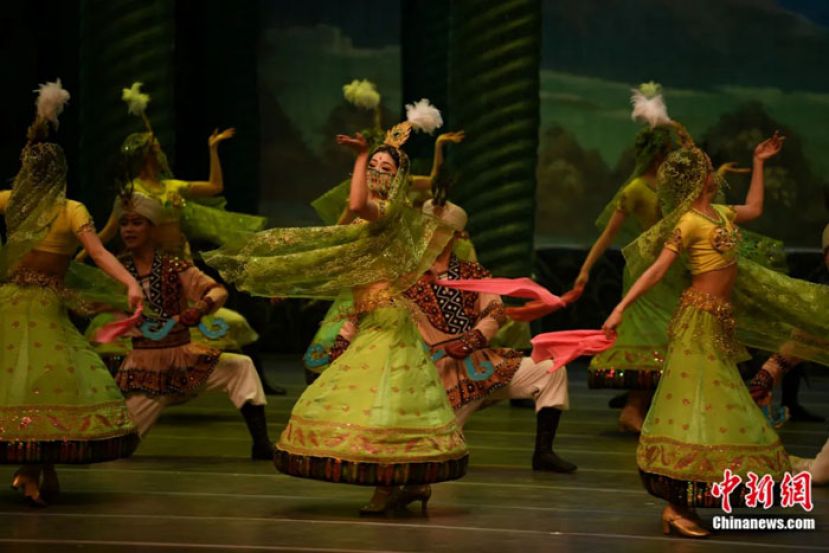 2024年2月23日晚，中国经典舞剧《丝路花雨》在甘肃兰州演出恭贺新春。