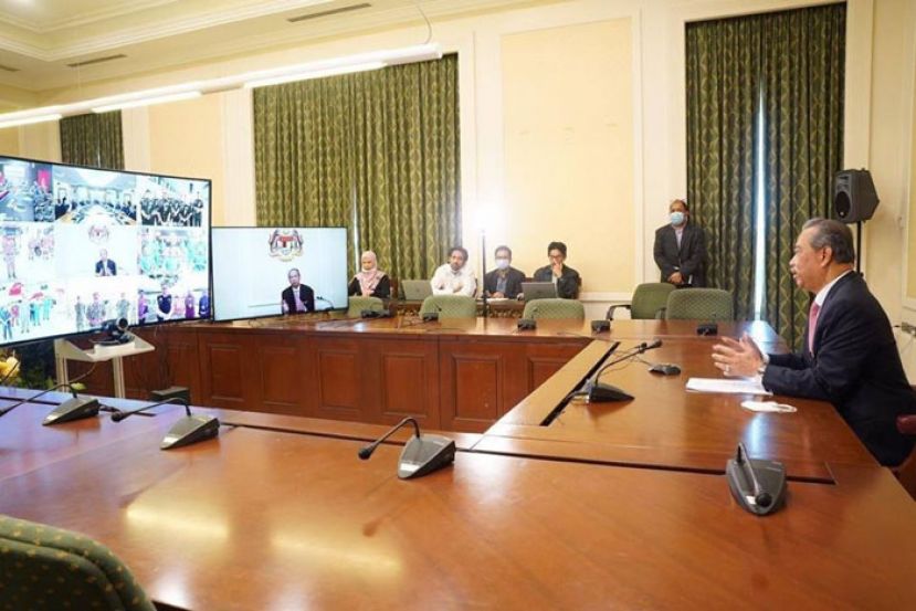 首相丹斯里慕尤丁与抗疫前线人员举行视讯会议。（图片取自慕尤丁脸书）
