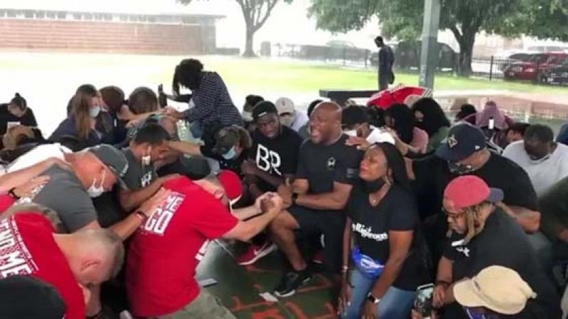 白人民众主动和非裔在弗洛伊德打过篮球的球场，一起祈祷，寻求“宽恕年复一年的系统性种族歧视”。