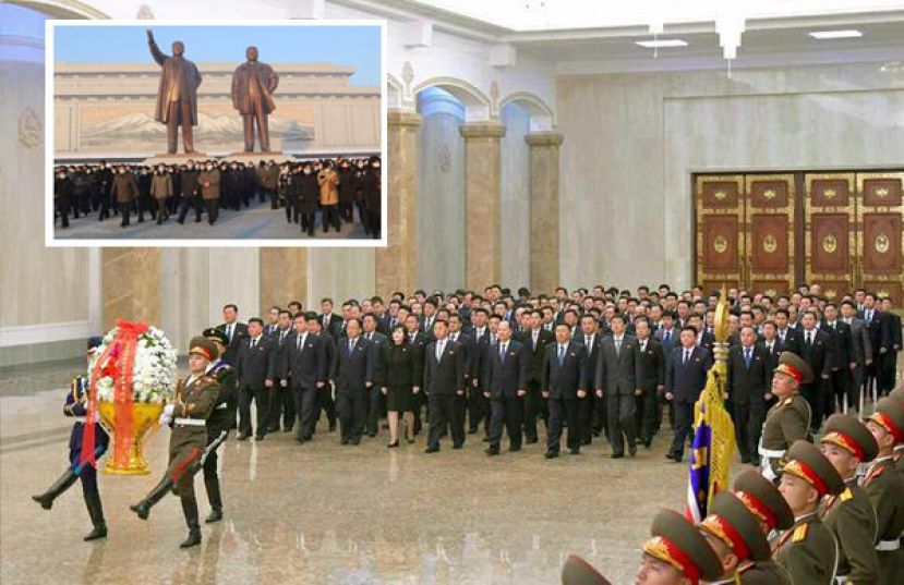 金正恩逝世11周年，金正恩并未出席太阳宫，仅金德训、崔善姬等官员参谒献花。小图为朝鲜平壤民众前往万寿台向金日成、金正日雕像献花。