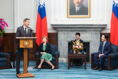 赖清德（右）接见美联邦参院外交委员会民主党首席议员夏欣及共和党参议员匡希恒所率跨党派访问团。