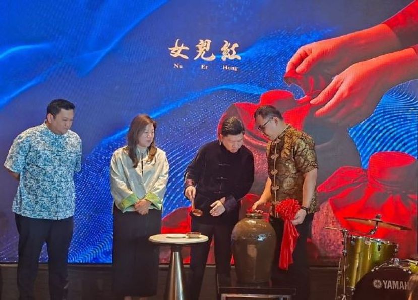 在进行&ldquo;女儿红&rdquo;开瓶仪式时影。