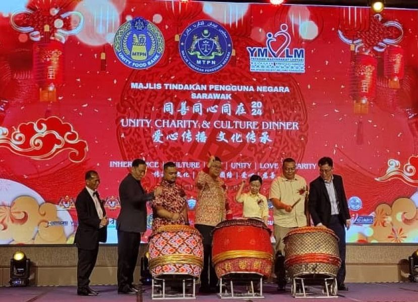 众嘉宾在台上联合主持击鼓开幕仪式时摄。左四为国家消费人行动议会砂分会主席王得宾、砂总理署政治秘书许德婉（右三）。右为巴达旺市议会主席陈开。