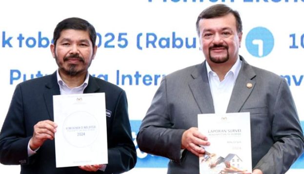 第二财长阿米尔韩查（右）与统计司乌兹尔（左）推介《2024年家庭收入与支出调查报告》。