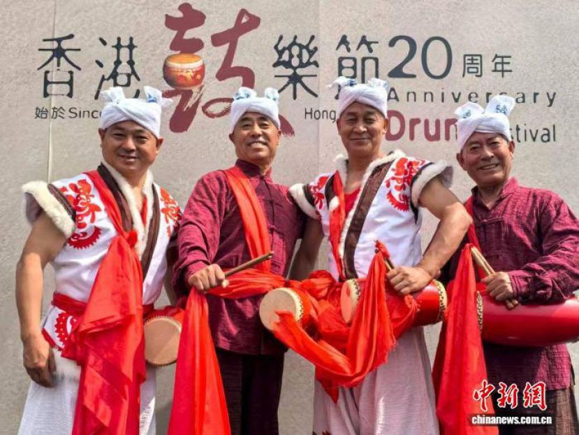 2023年10月，刘延河(右一)在香港参加&ldquo;香港鼓乐节&rdquo;20周年庆祝活动。