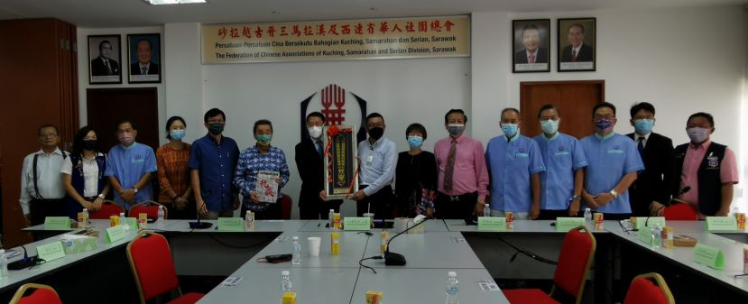 晋汉连省华总会长拿督黄良杰（右8）于交流后赠送纪念品予中国驻古晋总领事邢伟平。