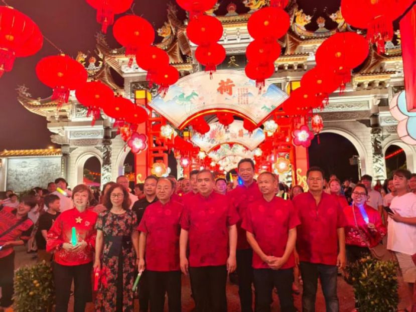 中国驻马大使欧阳玉靖与交通部长陆兆福等出席森美兰庇朥西天宫新年花灯亮灯仪式。