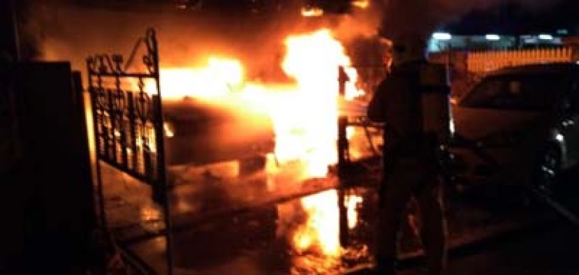 消拯人员赶到现场时，着火单位已陷入火海。