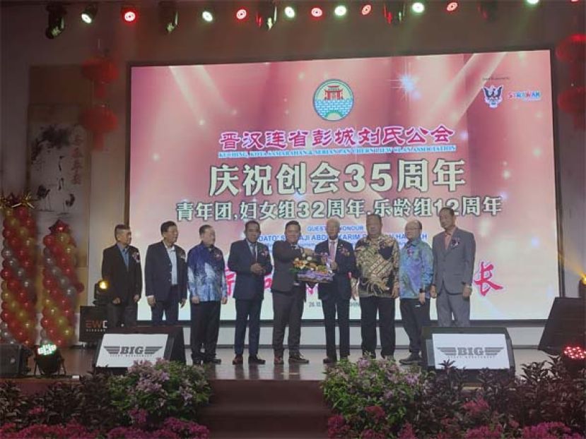 赠送纪念品时影。左起为晋汉连省彭城刘氏公会副会长刘贵梦、晋汉连省彭城刘氏公会永久名誉会长刘彦陞、晋汉连省彭城刘氏公会永久名誉会长拿督斯里刘为强、大会主席兼晋汉连省彭城刘氏公会会长天猛公刘石星、筹委会主席兼晋汉连省彭城刘氏公会署理会长刘金兴、拿督陈超耀、砂罗越彭城刘氏公会联合总会总会长本固鲁刘贤远、晋汉连省彭城刘氏公会副会长兼砂罗越彭城刘氏公会联合总会副总会长甲必丹拿督刘思乐、晋汉连省彭城刘氏公会副会长甲必丹刘炳坤。