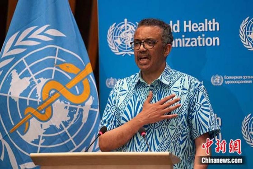 资料图：当地时间5月19日，以视频会议方式举行的第73届世界卫生大会闭幕。图为世卫组织总干事谭德塞特意身穿一件由汤加政府赠予的衬衫致闭幕辞，呼吁全球团结一致应对疫情。