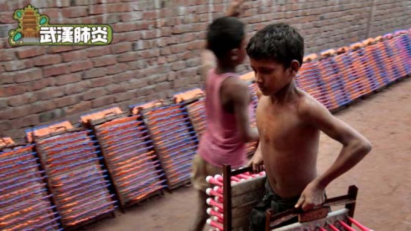 孟加拉儿童在气球厂工作。