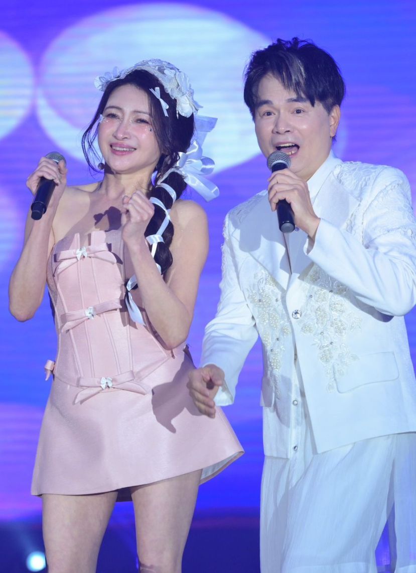 洪美玉和台湾李明洋老师同台演出。