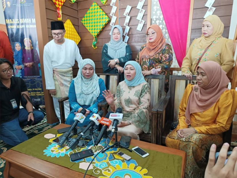 妇女、家庭及社会发展部长拿督斯里南茜苏克里（中）摄于新闻发布会上。